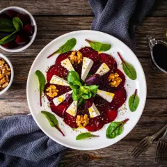 Carpaccio z buraka z serem feta, orzechami i ziołami, podane z oliwą i balsamico. Idealny sos do carpaccio z buraka podkreśla smak dania.