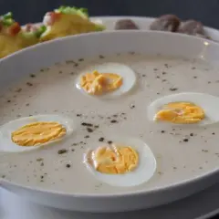 Biały barszcz przepis babci, z jajkiem i kiełbasą, smakuje jak w domu.
