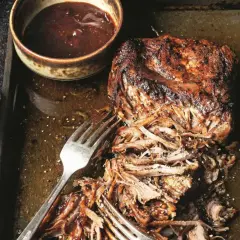 Pyszna, soczysta szarpana wieprzowina z sosem BBQ. Idealny przepis na obiad, który zachwyci każdego.