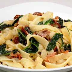 Pappardelle z boczkiem i szpinakiem w kremowym sosie z mascarpone. Pyszne danie, które rozpływa się w ustach.