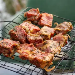 Kawałki mięsa zamarynowane w przyprawach czekają na grillowanie.