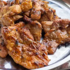 Soczysta karkówka z grilla, idealna na letnie przyjęcie. Marynata do karkówki na grilla nada jej niepowtarzalny smak.