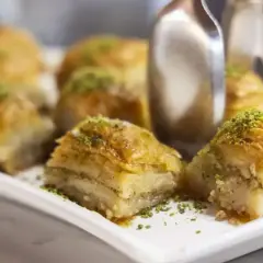 Słodka baklava, co to? Warstwy ciasta filo, orzechów i syropu, posypane pistacjami. Pyszny deser.
