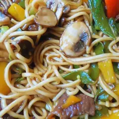 Pyszny makaron udon z wołowiną, pieczarkami i kolorową papryką. Idealny przepis na szybki obiad.