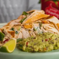 Roladka z tortilli z kurczakiem, warzywami i guacamole. Idealny sos do tortilli, który podkreśli smak dania.