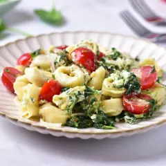 Pyszne tortellini z pomidorkami i szpinakiem, idealne do wypróbowania w ramach ricotta przepisy.