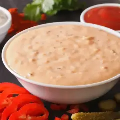 Kremowy sos do kebaba, obok papryki, ogórków i ketchupu. Idealny dodatek do Twojego ulubionego dania.