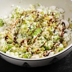 Pyszna sałatka z awokado, sera feta i polewą balsamiczną. Idealny przepis na lekką kolację.