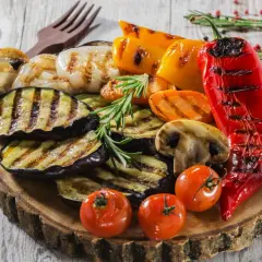 Grillowane warzywa: bakłażan, papryka, pieczarki, pomidorki i cebula. Idealne dodatki do grilla.
