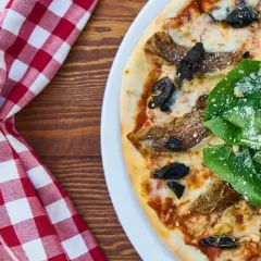 Pyszna pizza włoska, idealna na letni wieczór. Ten przepis na pizzę włoską zachwyci każdego.