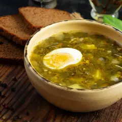 Zupa szczawiowa przepis babci, z jajkiem i ciemnym chlebem, pachnie jak wiosna i domowe ciepło.