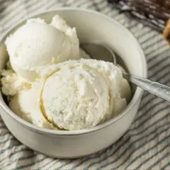 Puszyste, domowe lody waniliowe, jak z przepisu babci. Idealne na upalne dni.