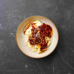 Kremowe puree ziemniaczane polane pikantnym sosem chipotle, posypane płatkami chili.