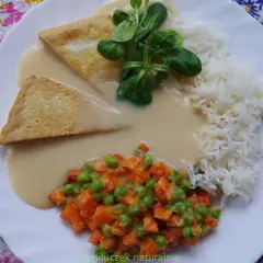Pyszny ryż z warzywami i delikatnym sosem do ryżu. Idealny obiad.