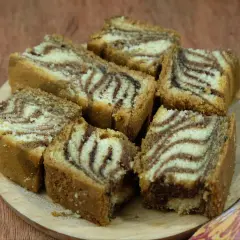 Kawałki ciasta zebra, przygotowane według starego przepisu, ułożone na drewnianej desce.
