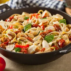 Makaron z kurczakiem, brokułami i suszonymi pomidorami w sosie pomidorowym do makaronu.
