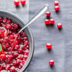 Pyszna konfitura z żurawiny przepis. Aromatyczna, domowa żurawina z pomarańczą i miętą. Idealna do mięs i deserów.