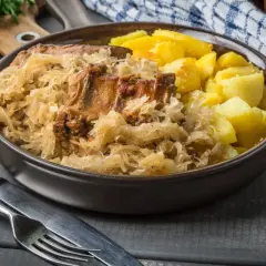 Pyszne żeberka w kapuście kiszonej z ziemniakami, idealne na obiad. Ten przepis na żeberka w kapuście kiszonej w piekarniku zachwyci każdego.