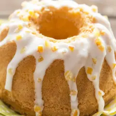 Szybka babka wilgotna, polana lukrem i posypana kandyzowanymi skórkami pomarańczy, wygląda apetycznie.