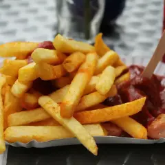 Chrupiące frytki z sosem i kiełbaską, smakują jak najlepsze frytki po wietnamsku.