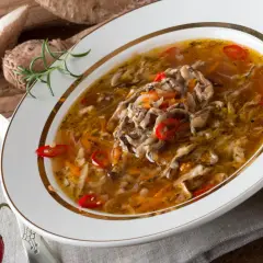Aromaticzne flaczki z kani, z dodatkiem marchewki i papryczki chili, podane z chlebem.