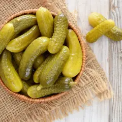 Koszyk pełen kiszonych ogórków. Zastanawiasz się, ile kalorii ma ogórek kiszony? Są niskokaloryczne i zdrowe!