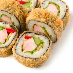 Chrupiące rolki sushi z kurczakiem, ogórkiem i papryką. To właśnie tempura co to za przysmak!