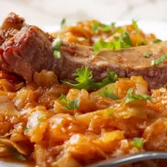 Panczkraut z żeberkami i natką pietruszki, sycące danie kuchni polskiej.