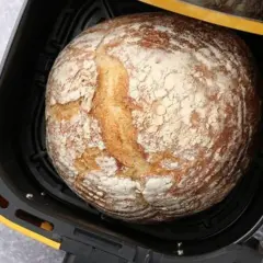 Chleb z airfryer, świeżo upieczony, z chrupiącą skórką, gotowy do podania.