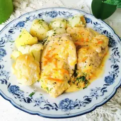 Filet z indyka w sosie własnym z marchewką i koperkiem, podany z ziemniakami i kalafiorem. Ania gotuje pyszny obiad!