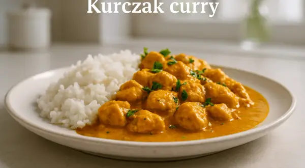 Kurczak w sosie curry z ryżem, idealny na szybki obiad. Prosty przepis na pyszne danie.