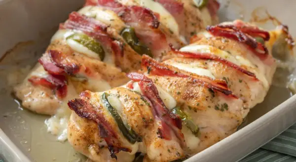 Pyszny filet z kurczaka z piekarnika, owinięty boczkiem, z rozpływającym się serem i papryczką jalapeno.
