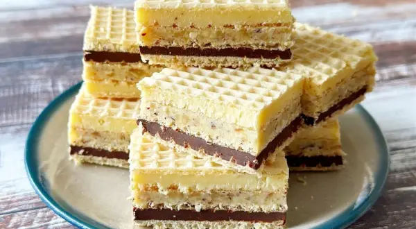 Stary przepis na wafle z kremem i czekoladą. Pyszne, domowe ciasto, które przywołuje wspomnienia.