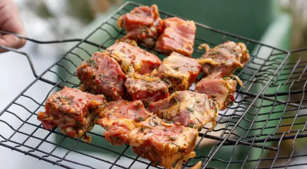 Kawałki mięsa zamarynowane w przyprawach czekają na grillowanie.