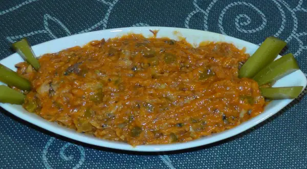 Pyszna pasta z makreli w pomidorach, podana z ogórkami konserwowymi. Idealna na kanapki.