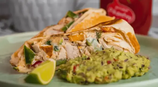 Roladka z tortilli z kurczakiem, warzywami i guacamole. Idealny sos do tortilli, który podkreśli smak dania.