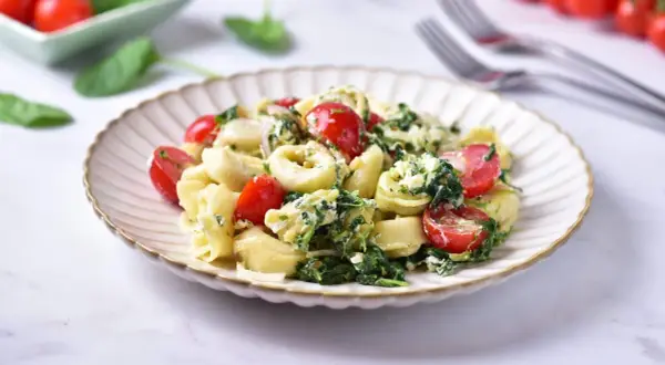 Pyszne tortellini z pomidorkami i szpinakiem, idealne do wypróbowania w ramach ricotta przepisy.