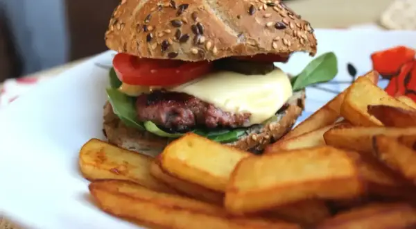 Pyszne, prawdziwe burgery przepis na domowy obiad. Soczysty kotlet, ser, warzywa i chrupiące frytki.