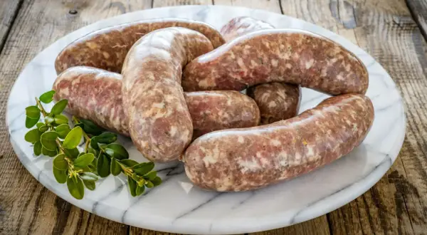 Czy kiełbasa biała parzona trzeba gotować? Oto co musisz wiedzieć