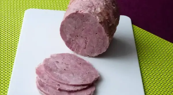 Domowa szynka z szynkowara, pokrojona w plastry. Idealna na kanapki. Szynkowar przepisy to świetny pomysł na zdrowe wędliny.