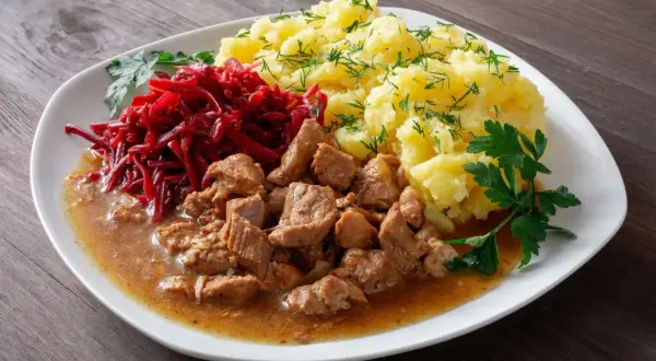 Gulasz z łopatki wieprzowej w sosie własnym, podany z purée ziemniaczanym i buraczkami. Pyszny, domowy obiad.