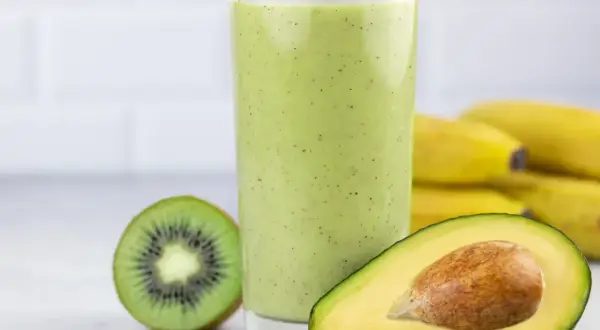 Zielony koktajl z awokado, kiwi i bananów. Pyszny i zdrowy napój.