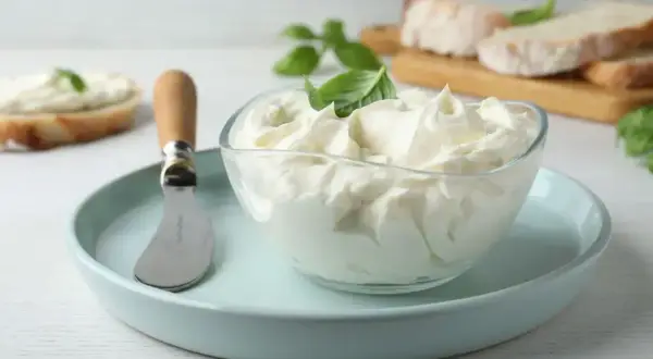 Kremowy ser z wiaderka, idealny do smarowania pieczywa. Zainspiruj się naszymi przepisami na pyszne kanapki!