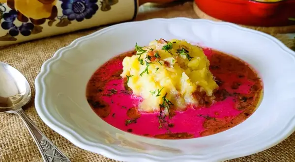 Pyszny przepis na barszcz czerwony z ziemniakami, podany z ziemniaczanym purée i koperkiem. Idealny na chłodne dni.