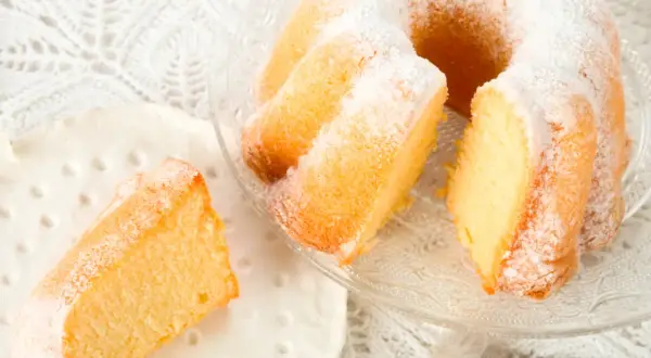 Puszysta babka jogurtowa, idealna na szklanki. Pyszny, domowy wypiek posypany cukrem pudrem.
