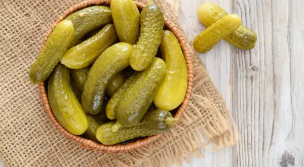 Koszyk pełen kiszonych ogórków. Zastanawiasz się, ile kalorii ma ogórek kiszony? Są niskokaloryczne i zdrowe!