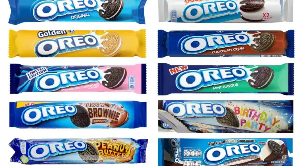 Różne smaki ciastek Oreo: Original, Golden, Strawberry Cheesecake, Choco's Brownie, Peanut Butter, Double Creme, Chocolate Creme, Mint, Birthday Party, Dark and White Chocolate.