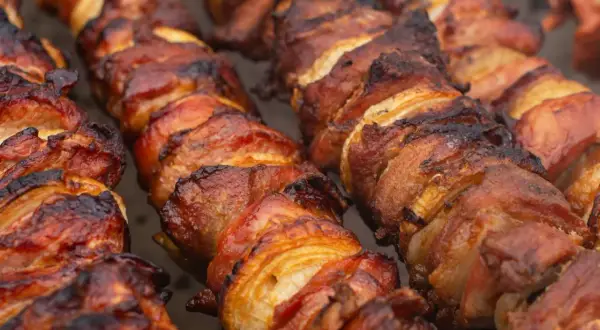 Szaszłyki z karkówki pieczone na grillu, soczyste i rumiane, kuszą apetycznym wyglądem.