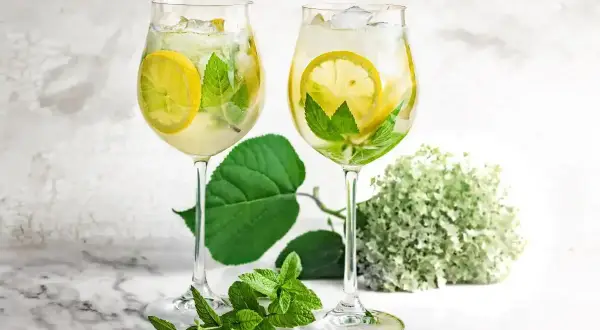 Orzeźwiający Hugo drink z cytryną i miętą, idealny na lato. Oto prosty przepis!
