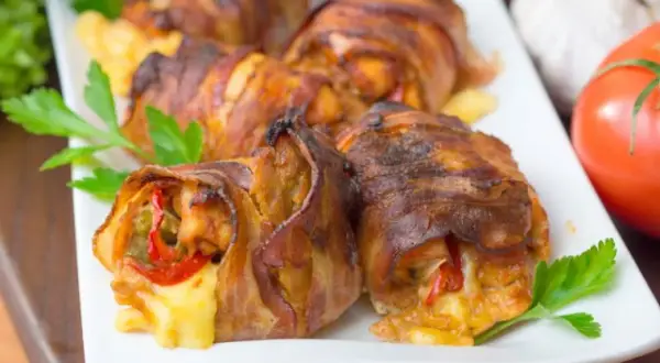 Pyszne roladki z udek kurczaka bez kości, zawinięte w boczek, z serem i papryką. Idealna odpowiedź na pytanie: co zrobic z udek kurczaka bez kosci.